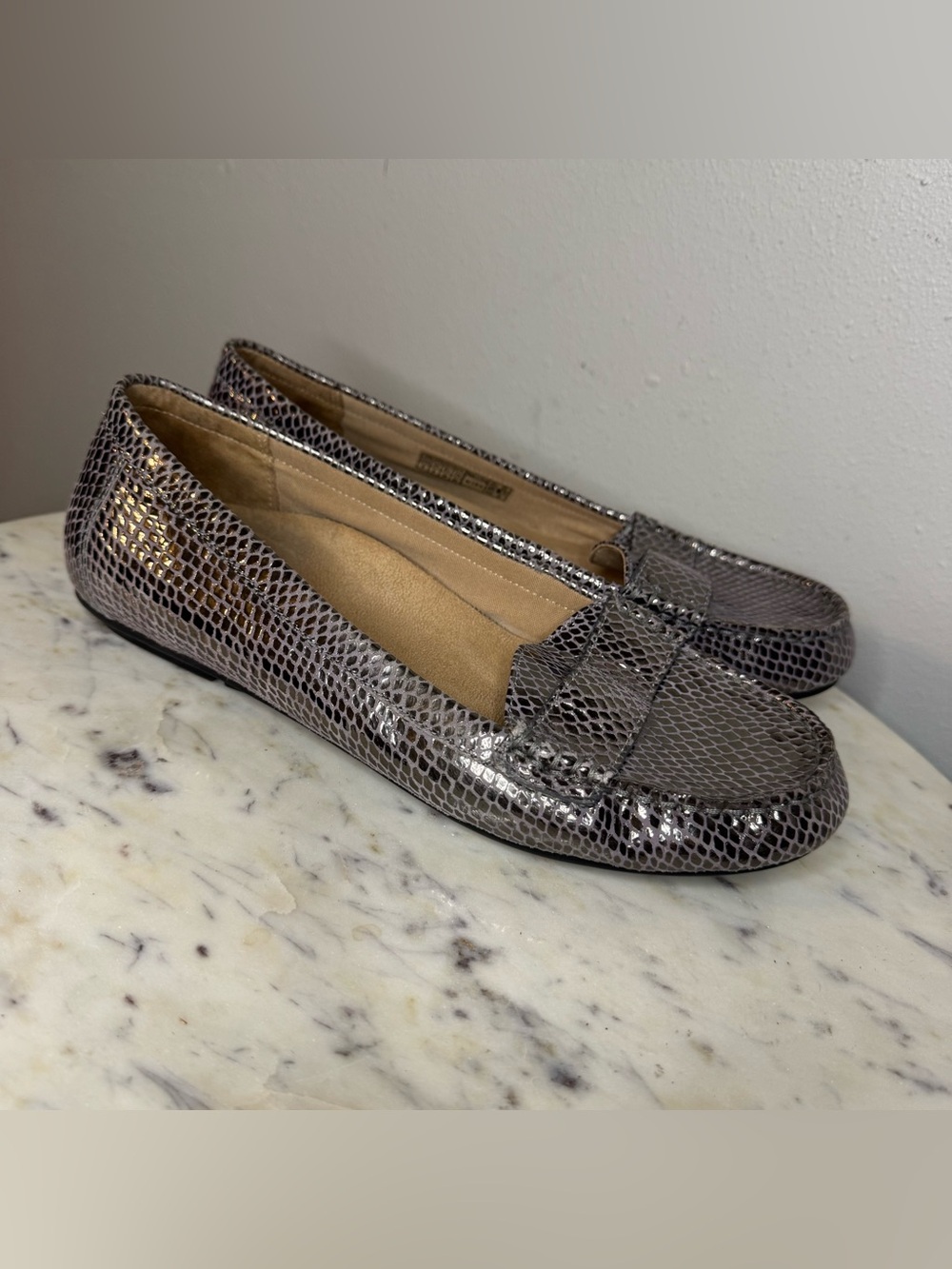Vionic Laurun Loafers Size 8 M silver Leather comfort shoes MAKE ME AN OFFER!